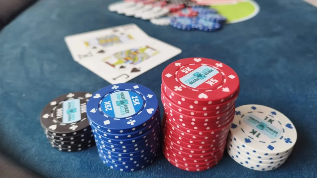 Fichas personalizadas de Poker Room Poker Rules sobre una mesa de juego