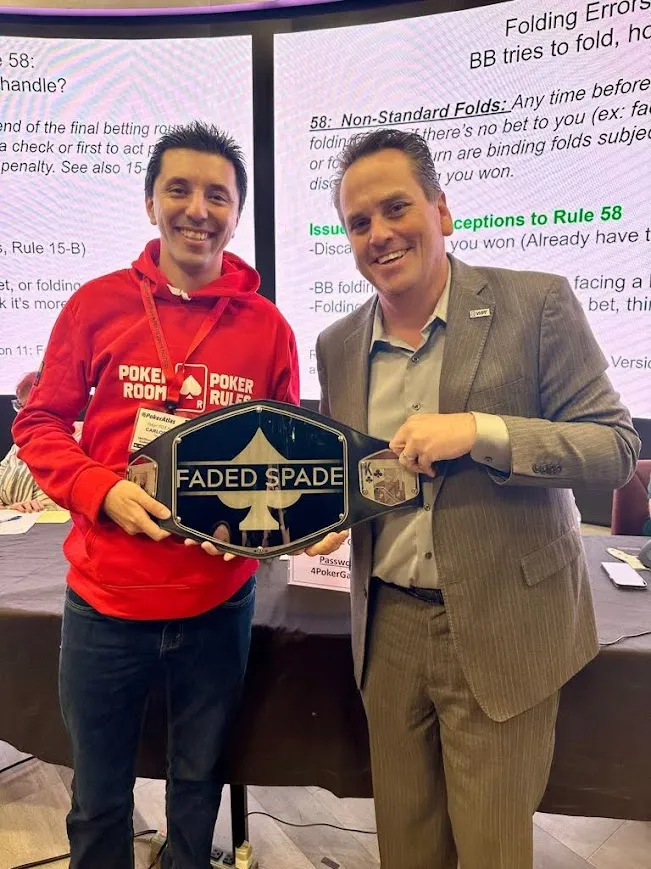 Carlos Julio Herrera Barrios junto a Matt Savage, director de la TDA, en la premiación del torneo del Summit TDA 2024