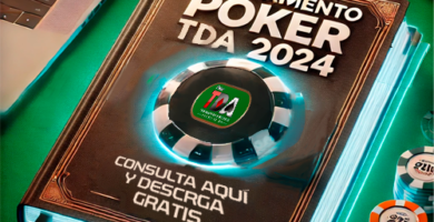 Imagen del Reglamento Poker TDA 2024 con el texto "Consulta Aquí y Descarga Gratis", sobre una mesa de poker verde con fichas apiladas, una laptop y cartas, destacando un diseño profesional y moderno.