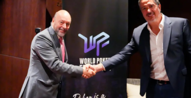 Representantes de la World Poker Federation y la IMSA estrechándose las manos frente a un cartel que dice 'Poker is a Mind Sport'.