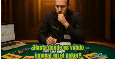 Director de torneos de póker analiza estructuras con etiquetas como Freezeout, Recompras, Reentradas, Bounty y Bounty Progresivo sobre la mesa, mientras observa un gráfico de rendimiento en su portátil y toma notas.